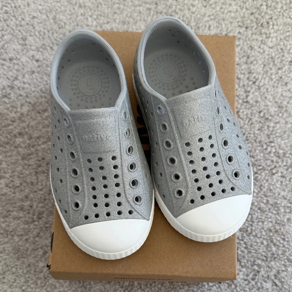 Native Jefferson Kids Sneakers in Silver and White